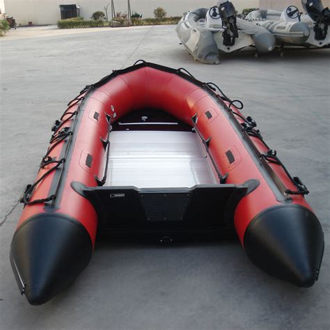 barco inflável com motor